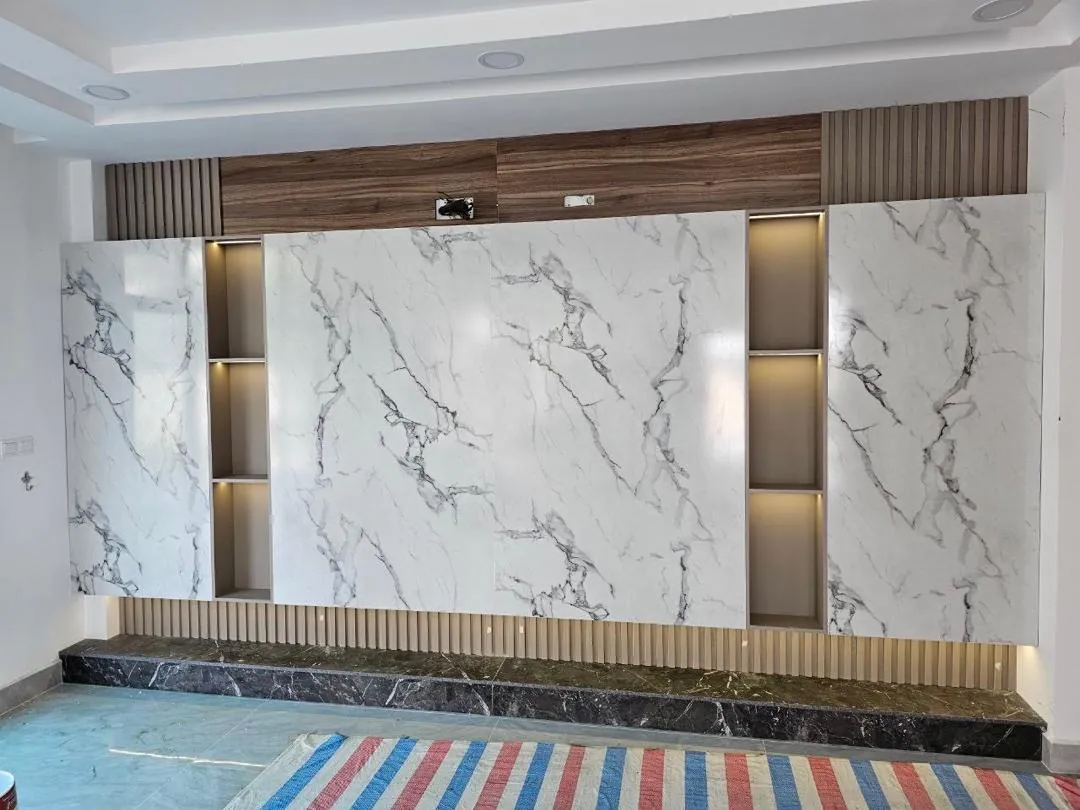 Marble-pattern feature wall with lit shelving niches and wood slat panelling
